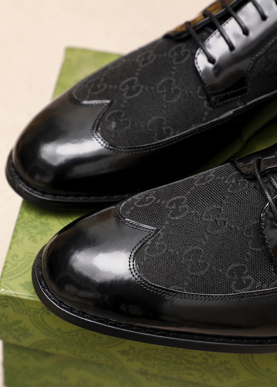 Men's shoes 💰460 💐 Product trademark: GUCCI "Gucci" business leather shoes Regular size: 38-44 (45🉑️customized) Product materials: Selected imported first-layer open-edge beaded cowhide leather upper, imported water-dyed cowhide leather lining. Strong three-dimensional visual effect, combined outsole Color: 2⃣️colors available